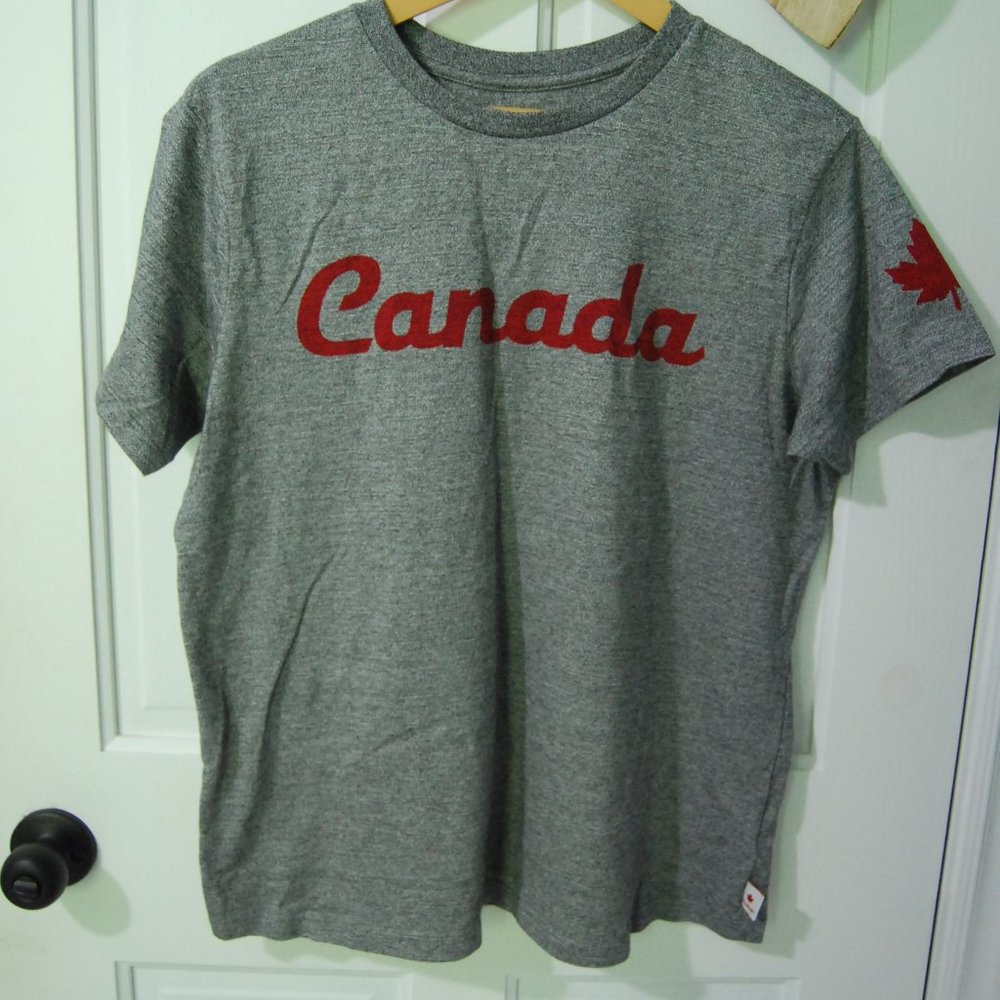 Canada Day Red "Canada" T-Shirt Grey, Size Large, EUC!